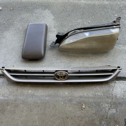 ► 1992 to 1996 Toyota Camry headlight front grill arm rest make me an offer