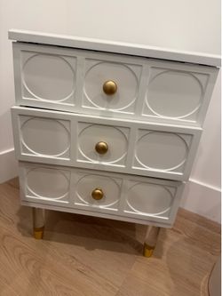 White Night Stand / DRAWERS NEED TO BE FIXED