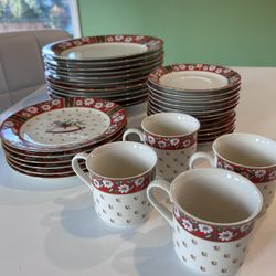 CLASSIC TRADITIONS by Charlton Hall - Holiday Plateware 