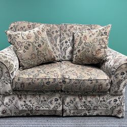 Funky Vintage Floral Loveseat 🚚 FREE DELIVERY 🚚