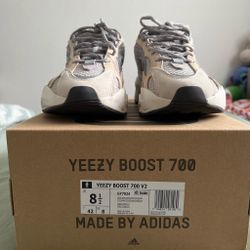 Yeezy 700 v2 cream size 8.5