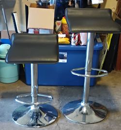 Adjustable bar stools
