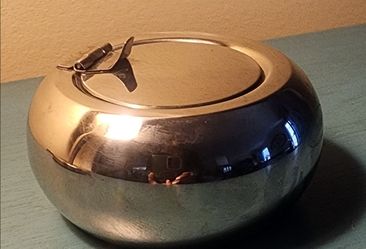 Polished Round Stainless Steel Ashtray with Cover