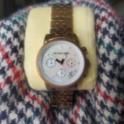 Womans Michael KORS watch Runs Great. 