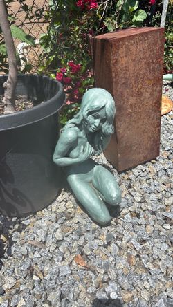 GARDEN LADY STATUE