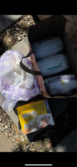 Medela manual hand pump + diapers