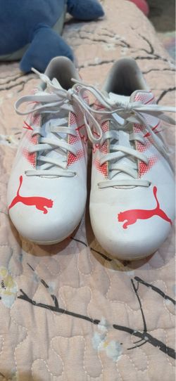 Soccer shoes