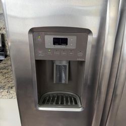 GE Refrigerator Model DSE25JSHECSS