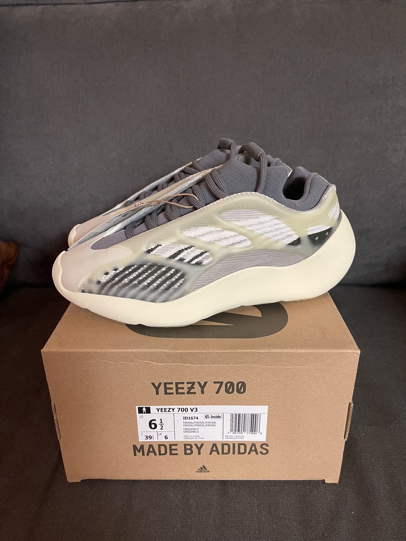 Adidas Yeezy 700