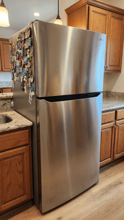 2022 LG LRTLS2403S 24 cu ft Top Freezer Refrigerator - Like New - Pasadena, CA