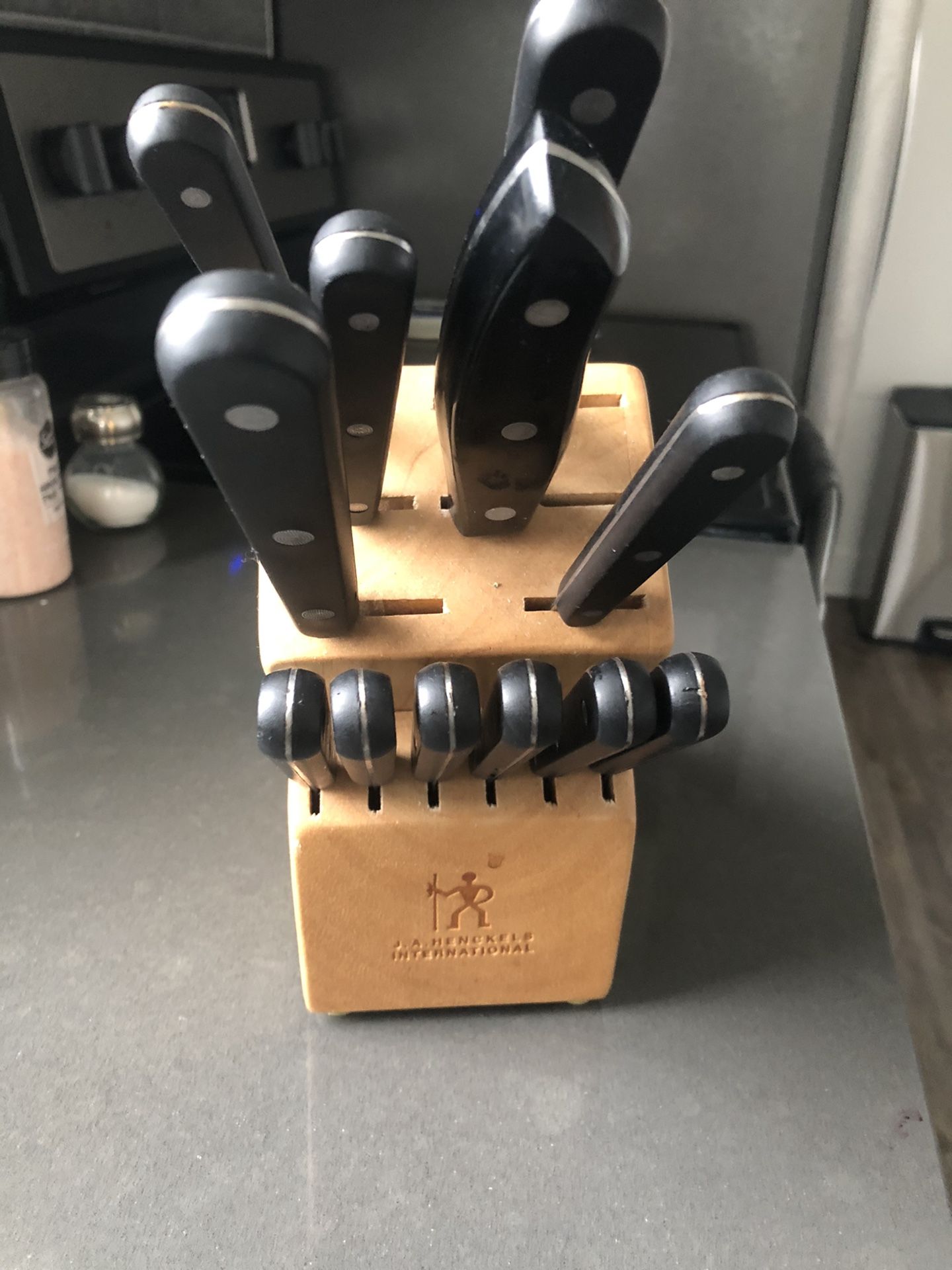 Like new Henckels knife set