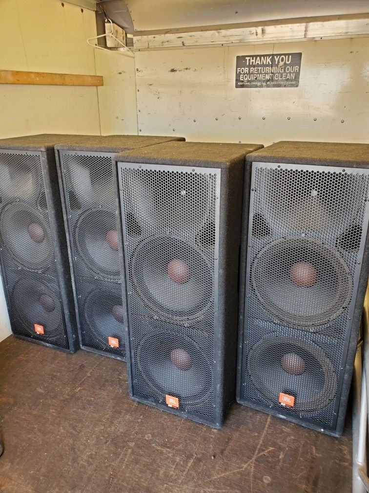 four speakers MPRO 225 JBL