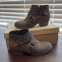 Brown ankle boots - wmens size 9 memory form inside