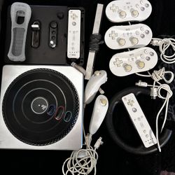 3 Wii Classic Controllers, 2 Wii Controllers With 2 Nunchucks And Wheel, Dj Hero Wireless Controller Accessory