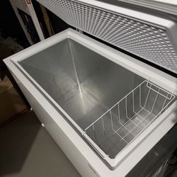 ❄️ Like-New 7.0 cu. ft. Premium Levella Chest Freezer (Garage Ready!)