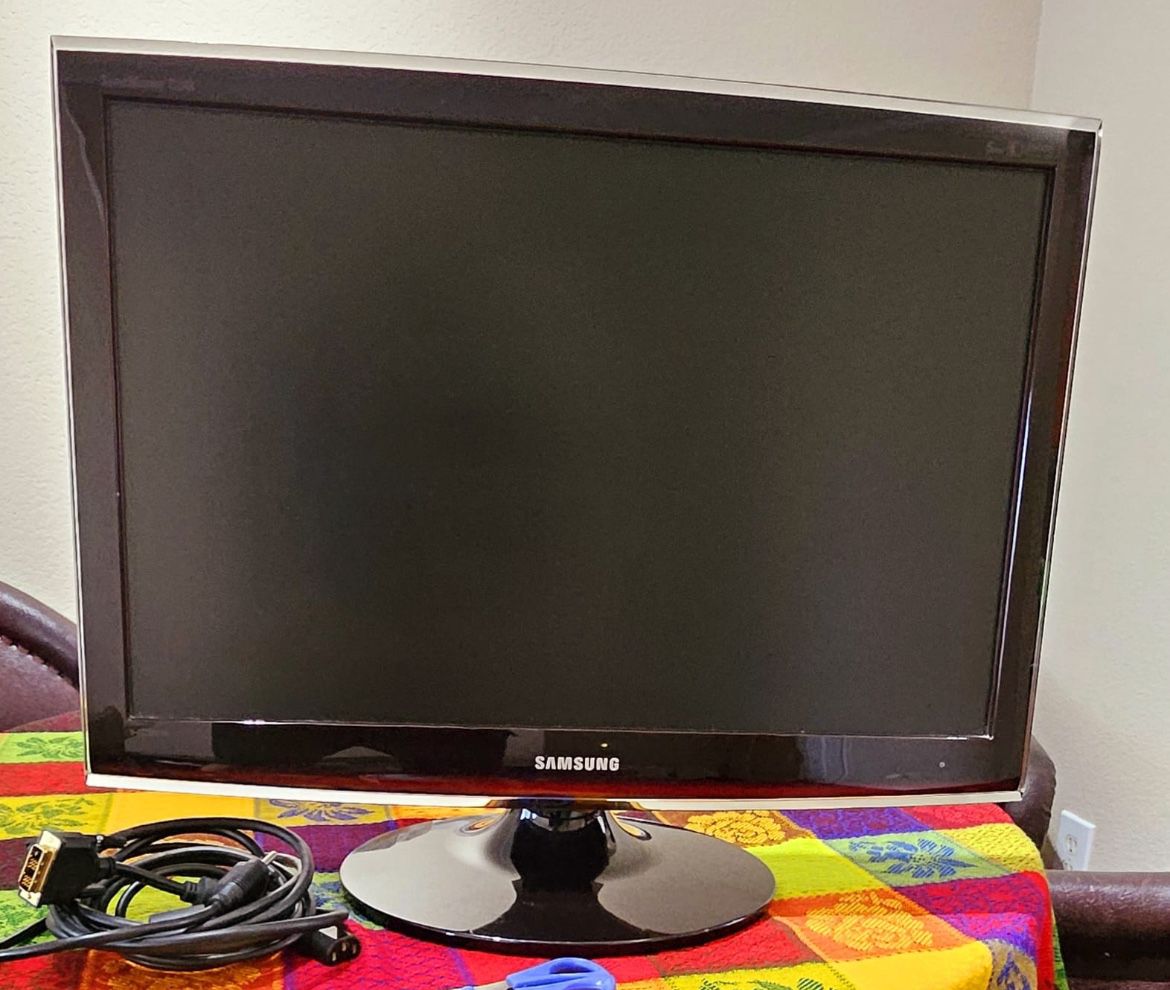 Samsung Touch of Color T240 24" Widescreen LCD Computer Monitor 