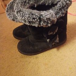 WOMEN BOOTS  80bucks SIZE IS A 9.5