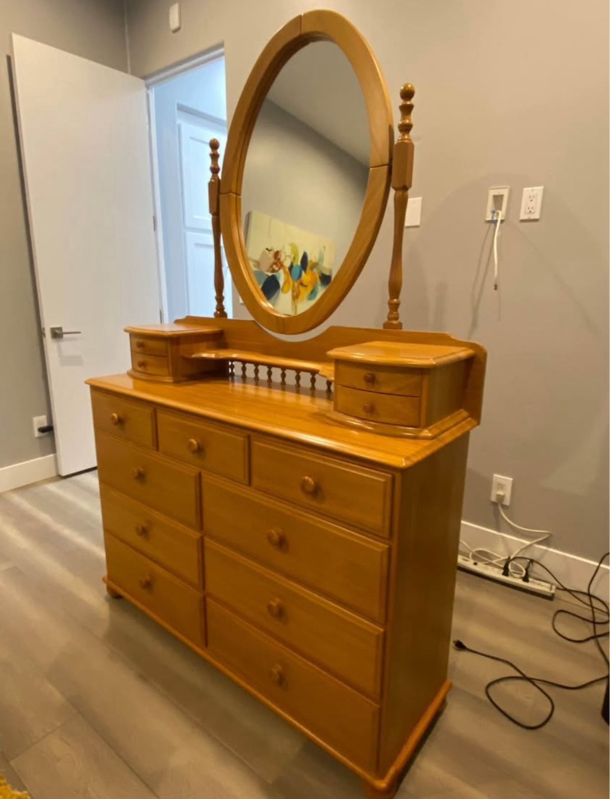 13-Drawer Dresser with Oval Mirror