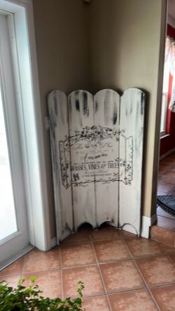 Accent wall divider Vintage style brand new. Was hand painted and distressed