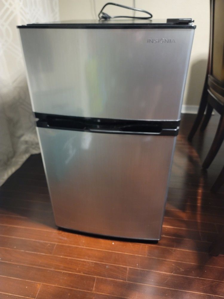 Insignia Mini Fridge With Freezer (3 Cubic Ft)