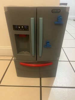 Little Tikes First Fridge Refrigerator with Ice Dispenser