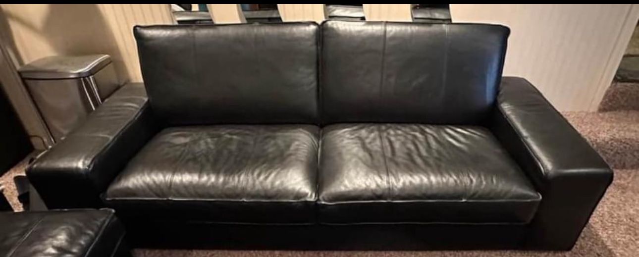 KIVIK Grann Black Leather Couch W/Ottoman