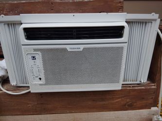 2 TOSHiBA AC WINDOW UNIT.
