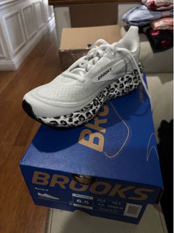 Brooks women’s shoes Revel 9 , run & walk  white /ultimate grey/black size 6.5