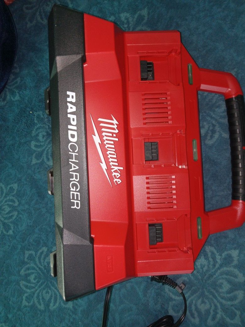 Milwaukee M18 18V Lithium-Ion PACKOUT 6-Port Rapid Charger