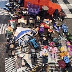 Roblox Bundle!! 
25 figures with extra accessories. 
76179 pick up 