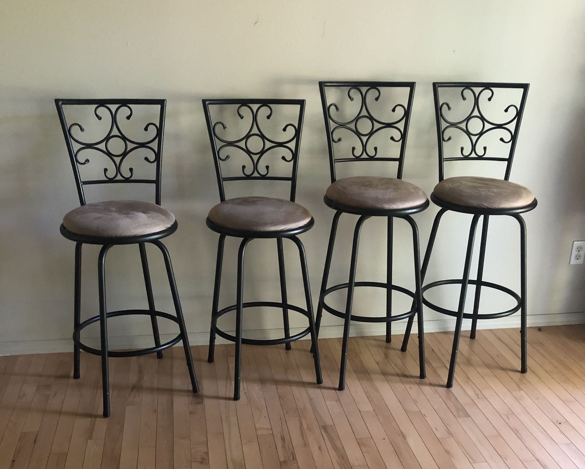 4 Bar Stools 