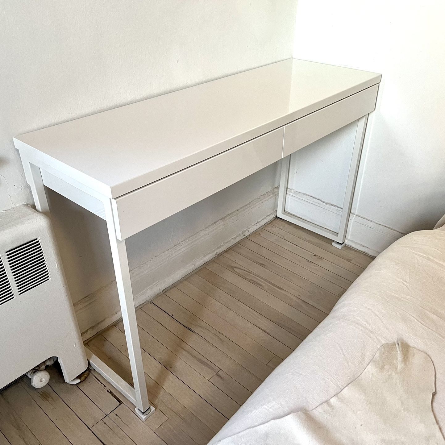 IKEA Besta Burs Desk, high gloss white - 47 1/4x15 3/4 