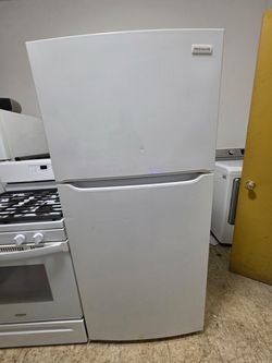 Frigidaire Top-Freezer Refrigerator White