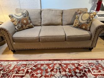 Five-seater sofa set with 4 cushions.