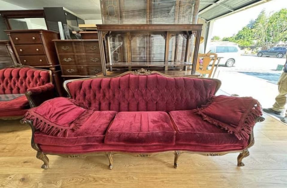 Vintage Victorian Sofa With Pillows