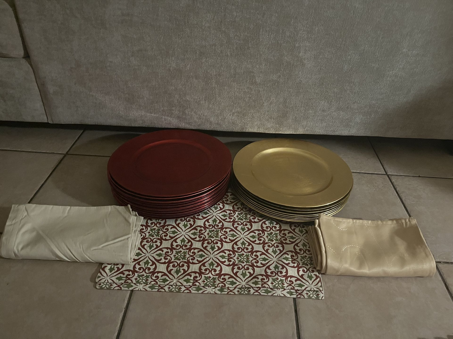 Event Plates 24 Total With Placemats 
