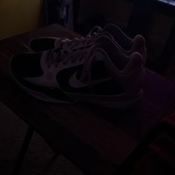 Basketball shoes