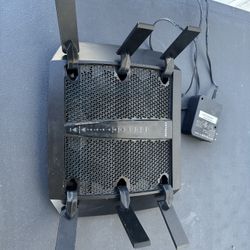 NETGEAR Nighthawk X6 Smart Wi-Fi Router (R8000) - AC3200 Tri-Band Wireless Speed (Up to 3200 Mbps) | Up to 3500 Sq Ft Coverage & 50 Devices | 4 x 1G E