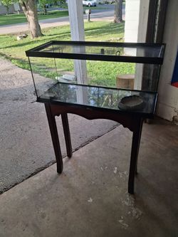 Fish tank with the table great condition no leaks great shape ready to ride long 30 tall 13