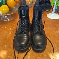 Doc martens Size 9 Men Mono 