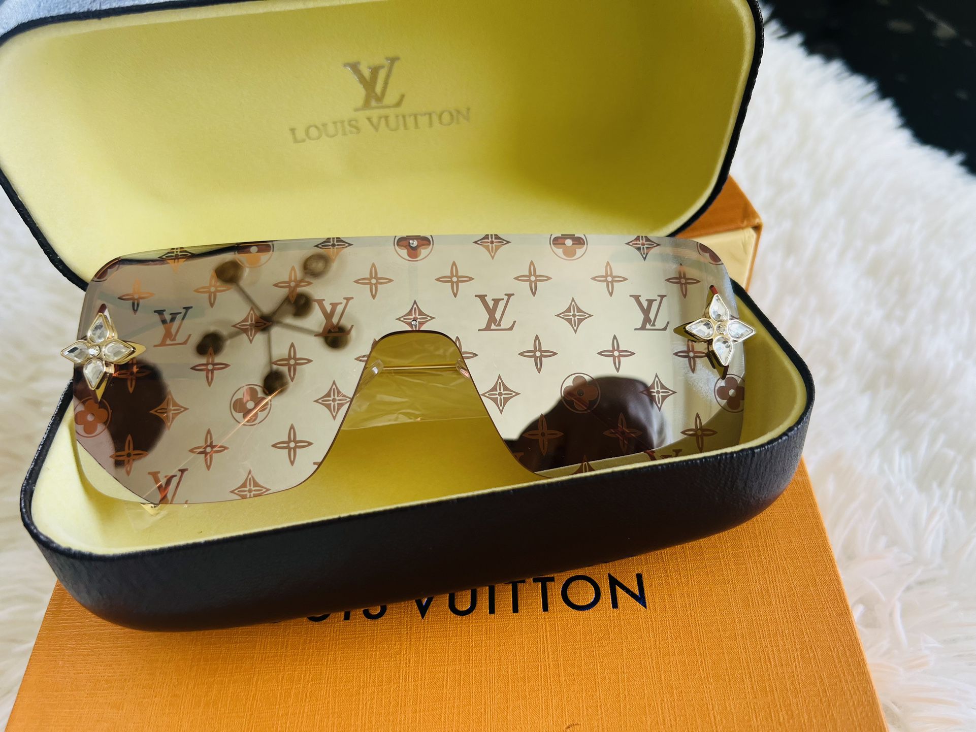 Louis Vuitton Golden Mask Sunglasses for Sale in Los Angeles, CA - OfferUp