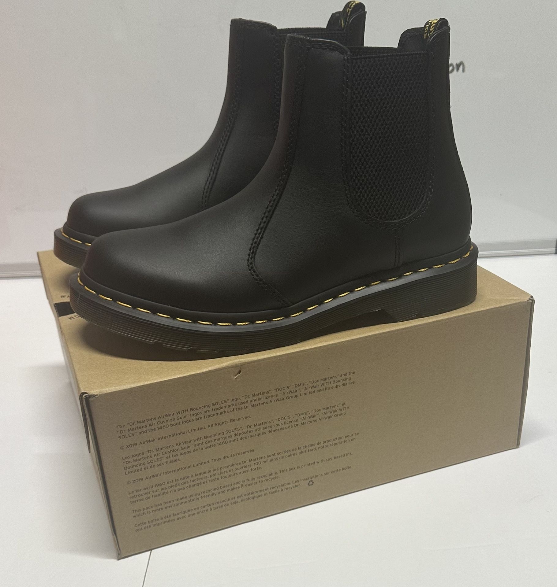 Dr. Martens 2976 Smooth Leather Chelsea Boots (Size 8 Women’s)