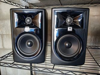 JBL 305P MkII 5" 2-Way Powered Studio Monitors