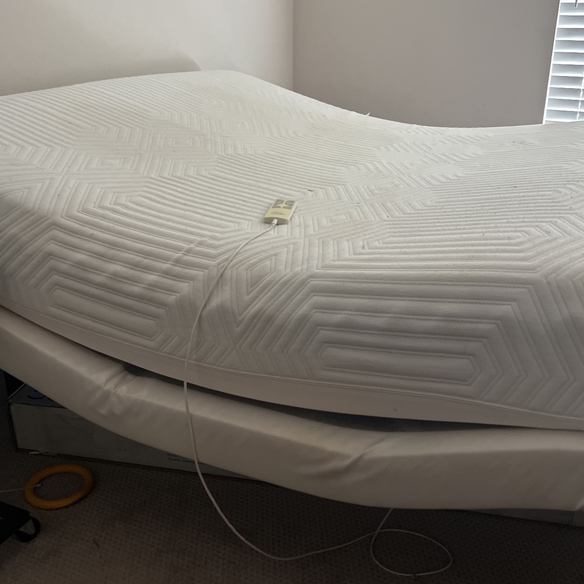 *FREE* Queen Mattress / Adjustable Base for Sale in Austin, TX OfferUp