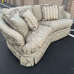 Like new condition Thomasville arched back sofa/ Sillon Como Nuevo marca Thomasville 