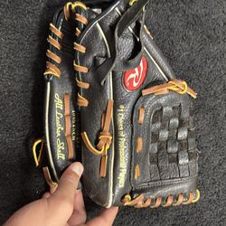 Rawlings 10.5” All Leather Baseball Glove – Great Condition, Ready to Play (glove is for left hand)