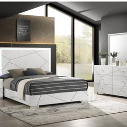 Brand New Ayla High Gloss Queen Bedroom Set 