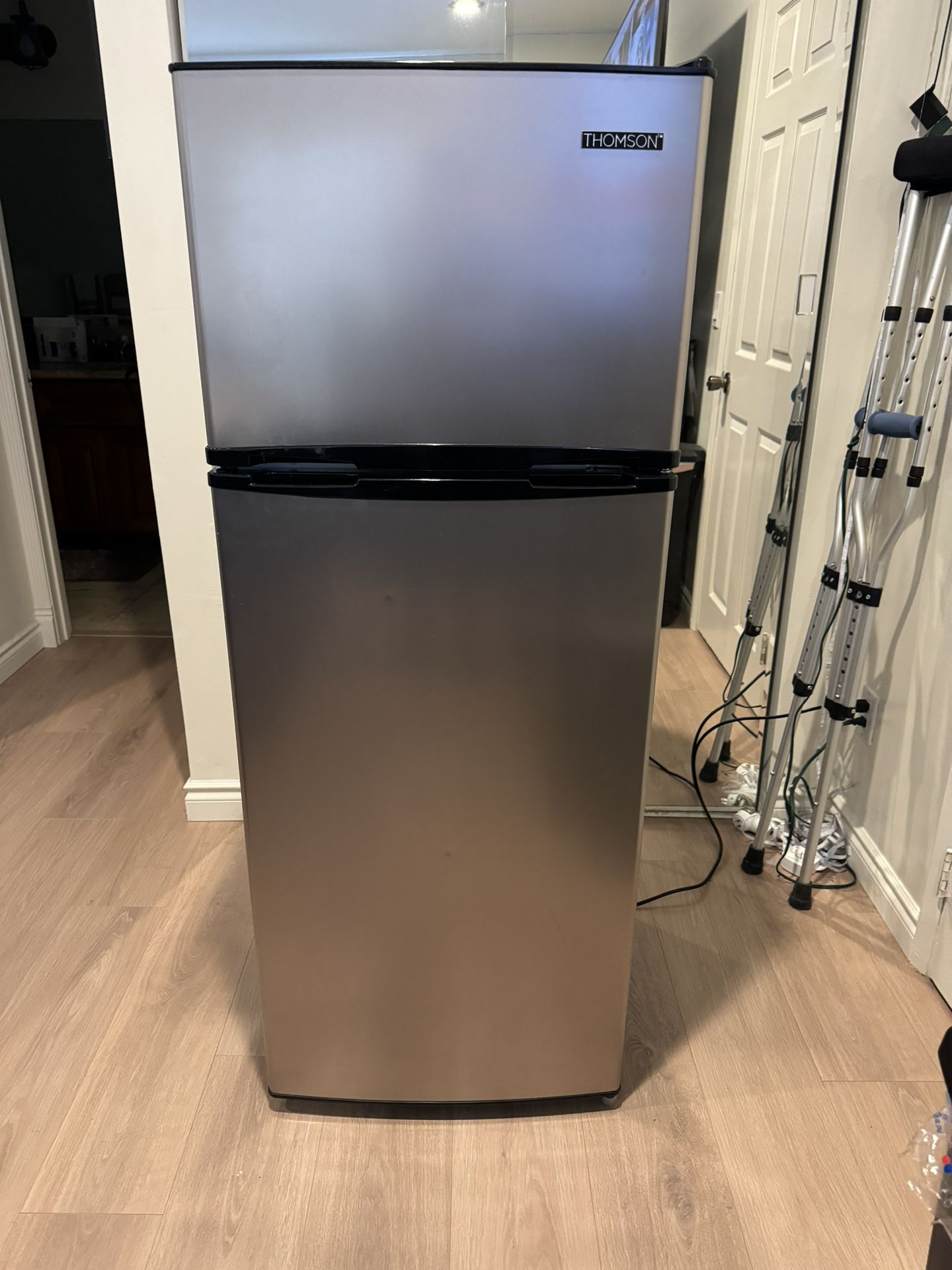 Thompson 7.5 Cu Ft Top-Freezer refrigerator 