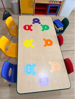Mesas y alfombras para preschool en buenas condiciones
