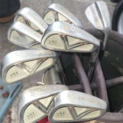Nice Complete Set Of Men's Golf Clubs